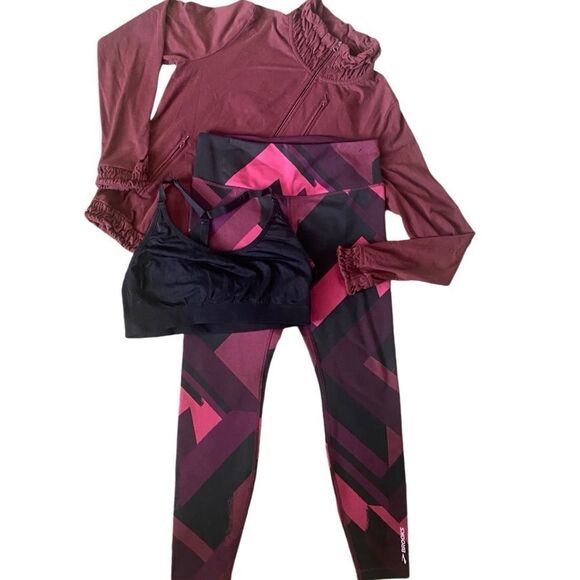 Activewear Set - jacket and leggings. Size Medium.
*Sports bra not included. - Picture 3 of 7